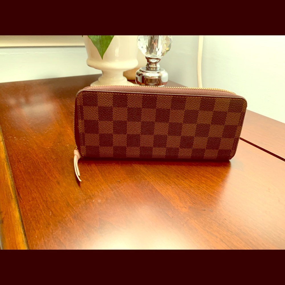Louis Vuitton ebene zippy wallet